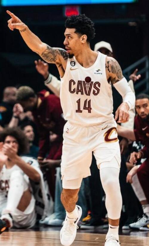 丹尼格林续约76人