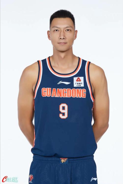 易建联现在还在nba吗多少岁