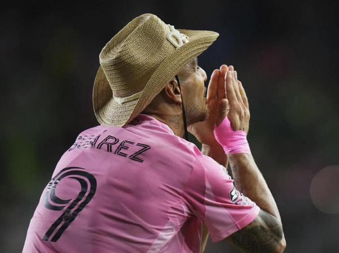 苏亚雷斯世界杯手球后回国