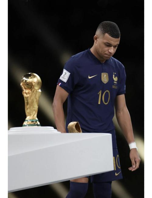 世界杯金靴是纯金的吗