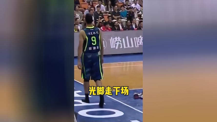 易建联为什么脱鞋离场