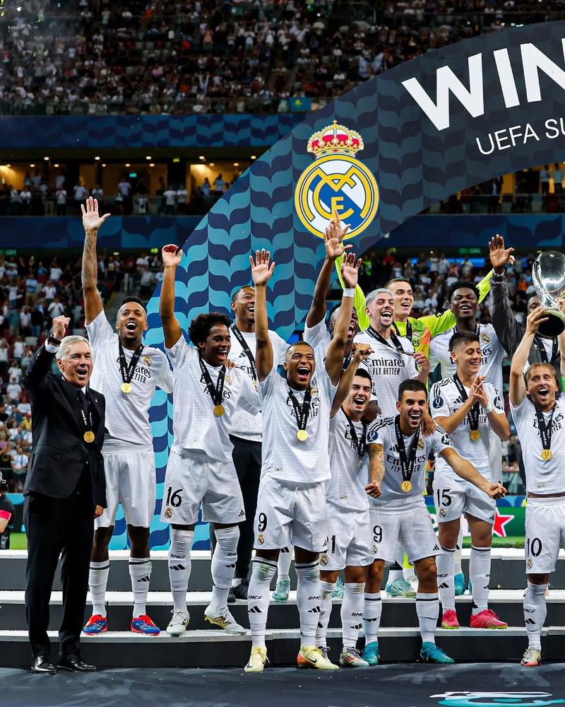 皇马欧冠决赛捧杯