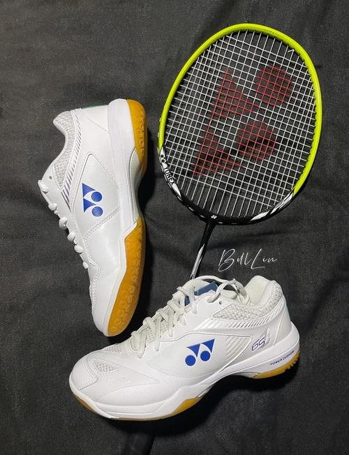 羽毛球鞋和乒乓球鞋有什么不同