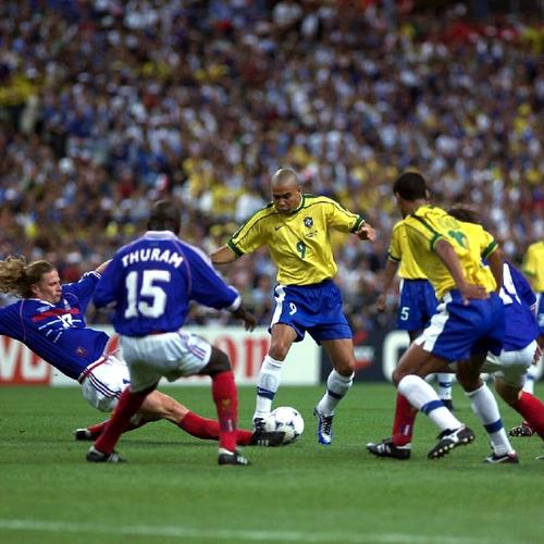 98年世界杯决赛，巅峰对决！场上的每一刻都心跳加速！