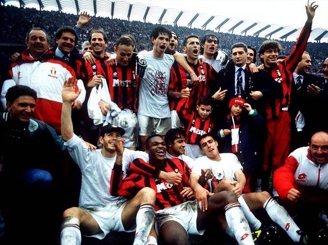 09-10赛季AC米兰：红黑军团的重生之旅